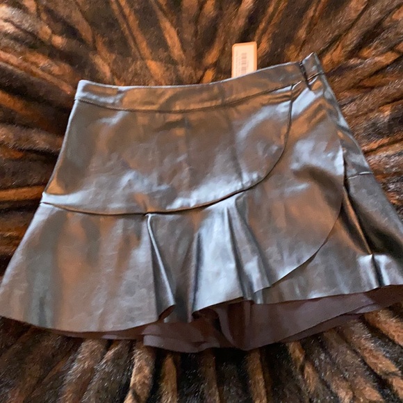 vestique Pants - Vestique pleather skort
